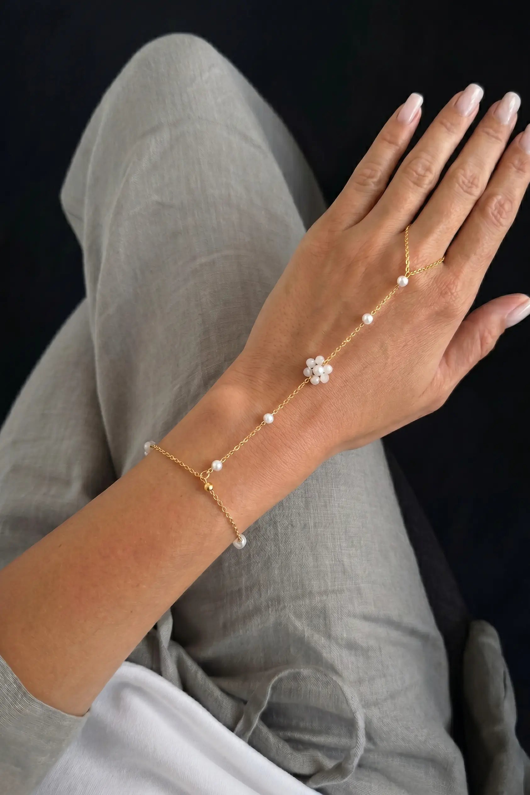 PEARL BLOOM HAND CHAIN