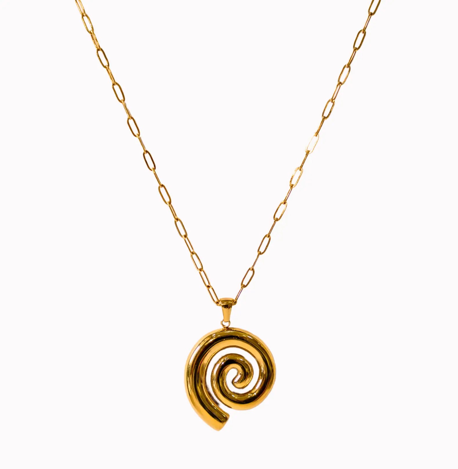 Collier avec pendentif en forme de cercle torsadé