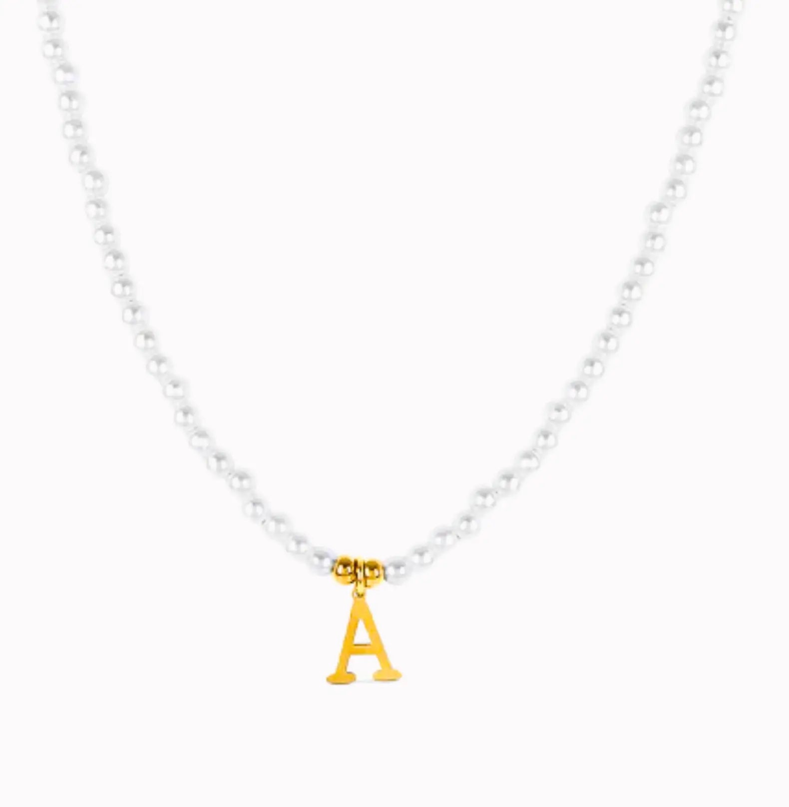 Collier avec initiale en perles