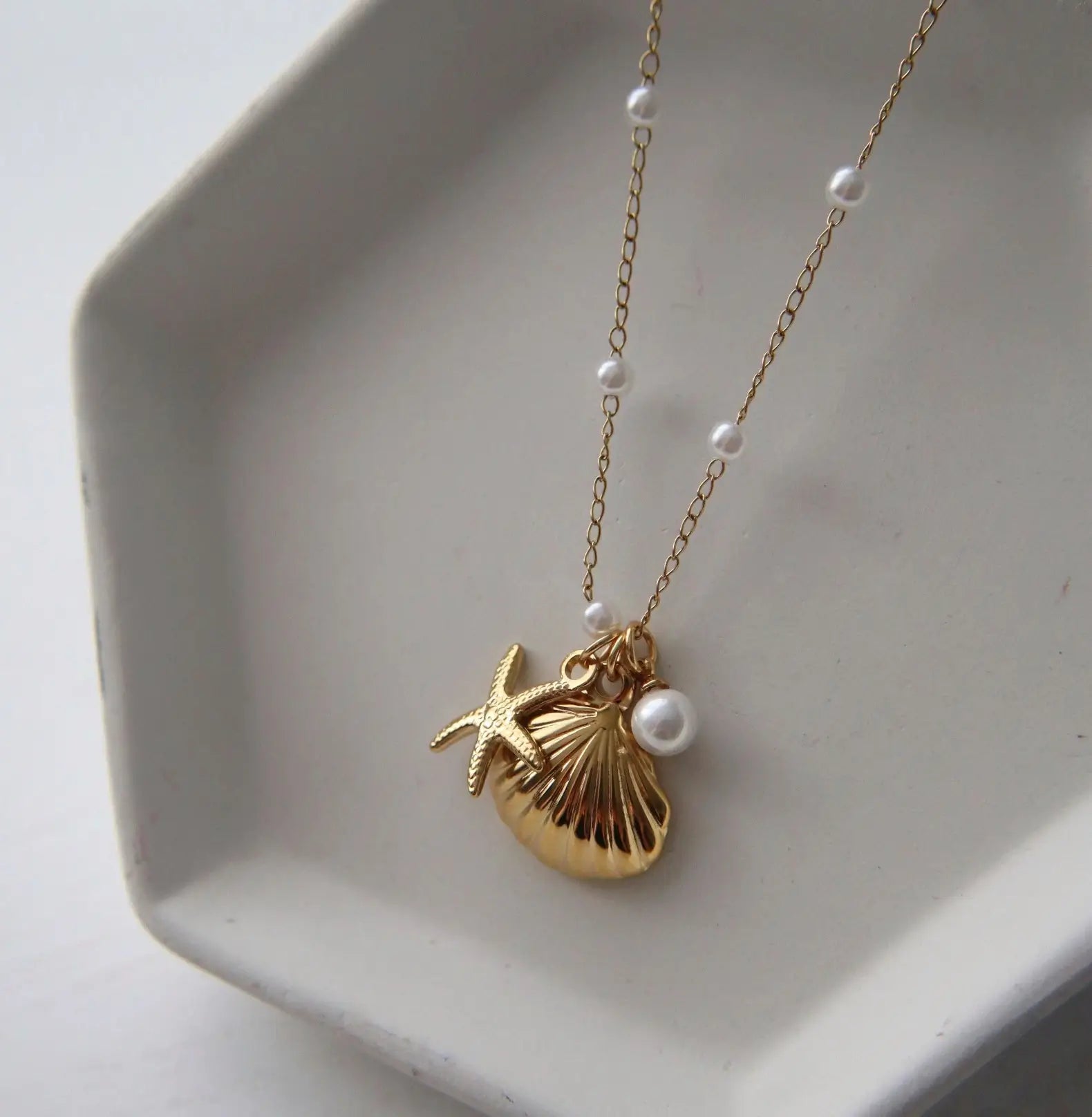 SHELL & STAR PENDANT NECKLACE