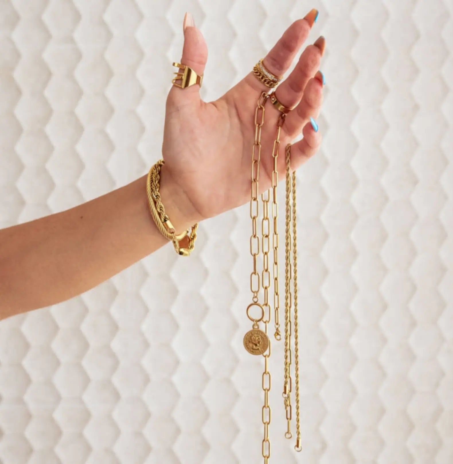 MEDALLION TOGGLE CHAIN