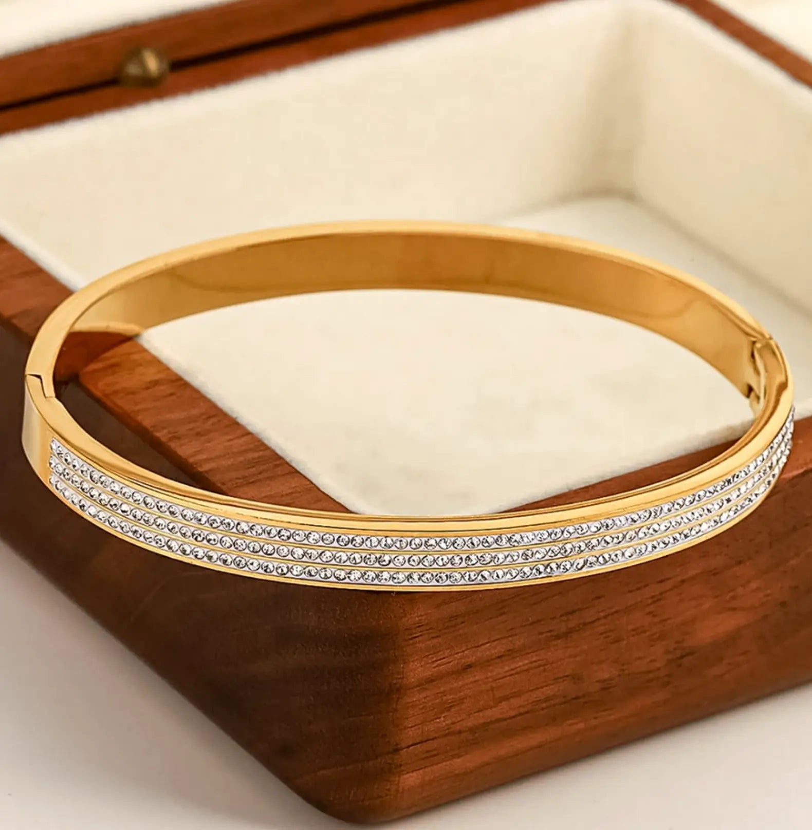 PAVÉ CRYSTAL BANGLE