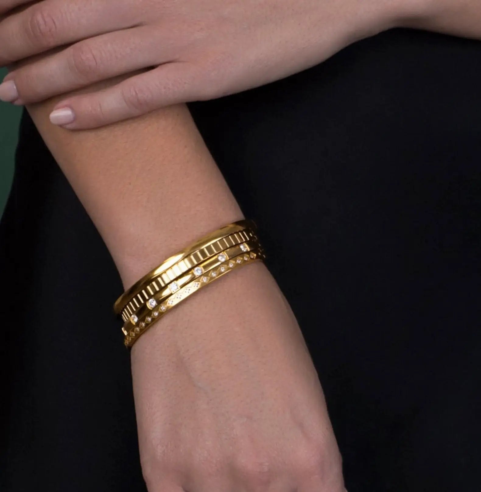 SMOOTH HINGED BANGLE