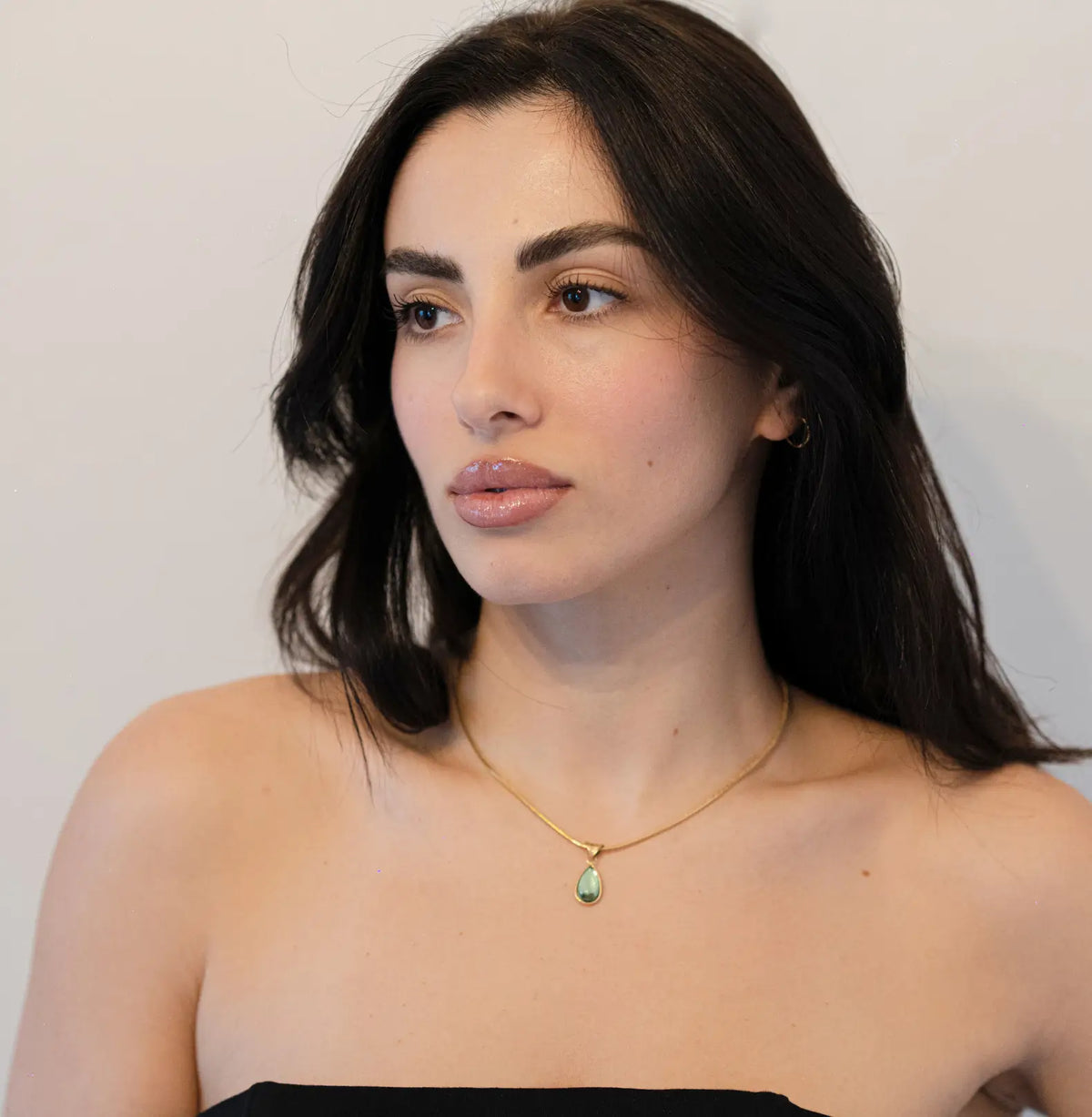 Gem teardrop pendant necklace lifestyle — YUBAMA waterproof gold green gem necklace
